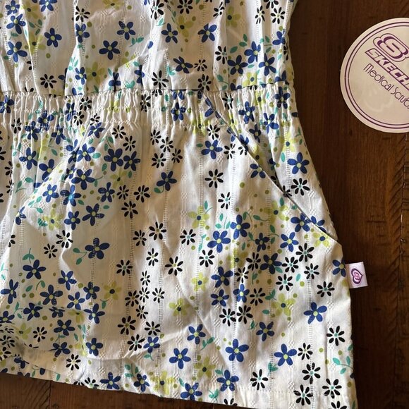 Sketchers Medical Scrubs White & Blue Floral Blouse Size Small NWT - Picture 6 of 9